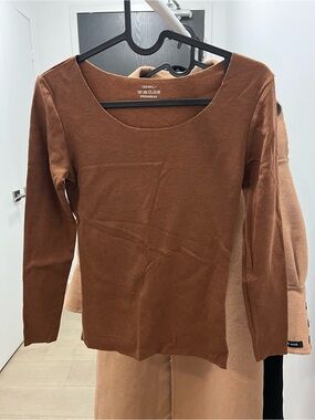 Everyday Scoop Neck Long Sleeve Top - Brown